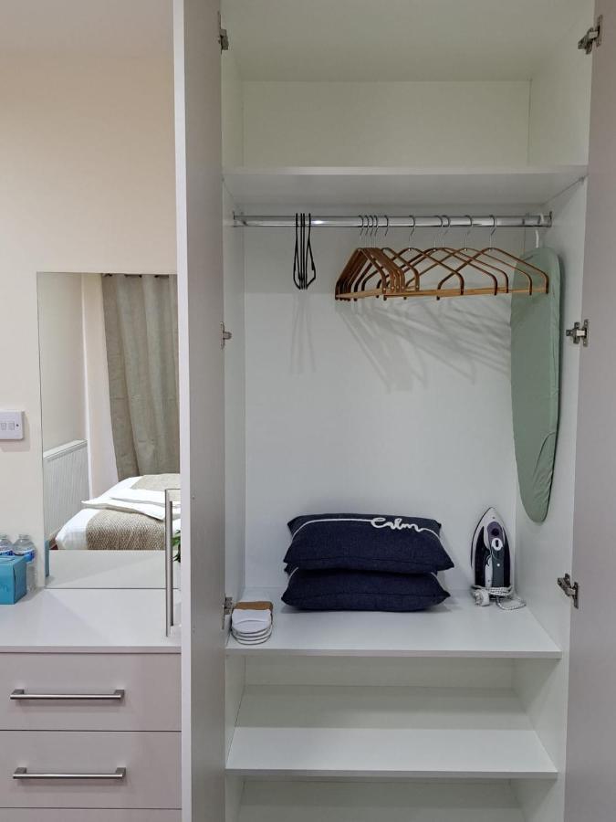 Modern 2 Bed 2 Bath Apartment Free Parking Watford  Exterior photo